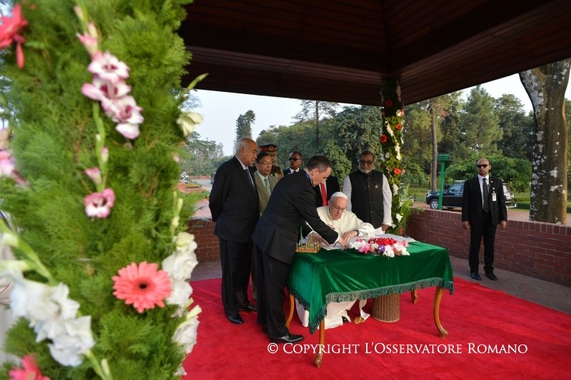 9-Apostolic Journey to Bangladesh: Visit to the National Martyr&rsquo;s Memorial of Savar, Homage to the Father of the Nation in Bangabandhu Memorial Museum and signing of the Book of Honour