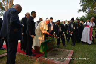 10-Apostolic Journey to Bangladesh: Visit to the National Martyr’s Memorial, the Bangabandhu Memorial Museum and signing of the Book of Honour 