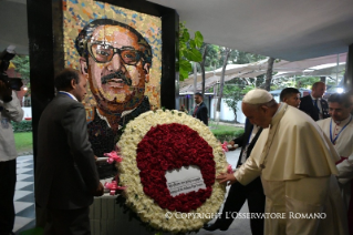 12-Viagem Apostólica a Bangladesh: Visita ao Memorial Nacional dos Mártires e ao  Bangabandhu Memorial Museum com a assinatura do Livro de Honra