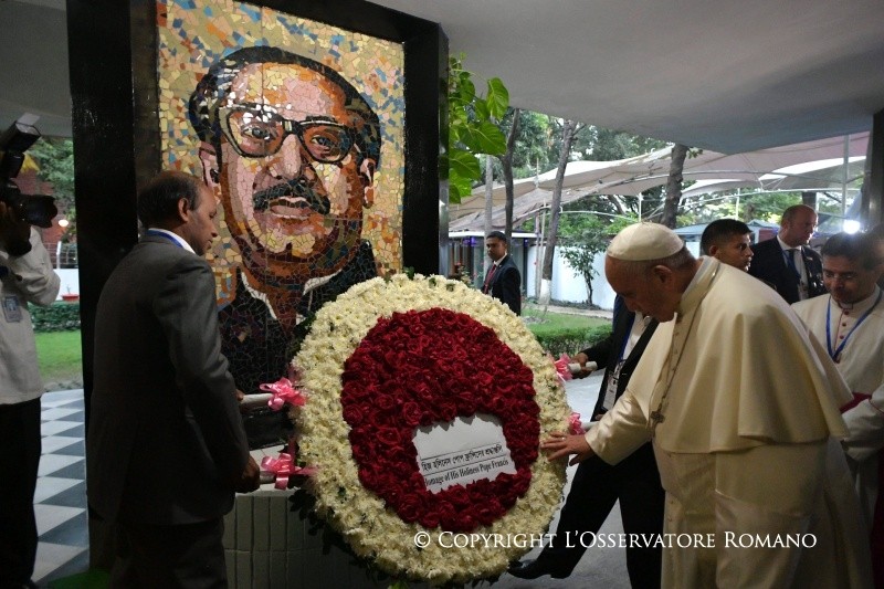 12-Apostolic Journey to Bangladesh: Visit to the National Martyr&rsquo;s Memorial of Savar, Homage to the Father of the Nation in Bangabandhu Memorial Museum and signing of the Book of Honour
