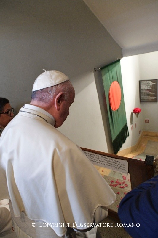 13-Apostolic Journey to Bangladesh: Visit to the National Martyr&rsquo;s Memorial of Savar, Homage to the Father of the Nation in Bangabandhu Memorial Museum and signing of the Book of Honour