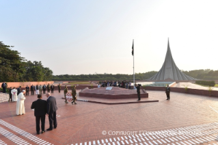 14-Apostolische Reise nach Bangladesch: Besuch des "National Martyr’s Memorial", des Bangabandhu Memorial Museums und Eintragung ins Goldene Buch