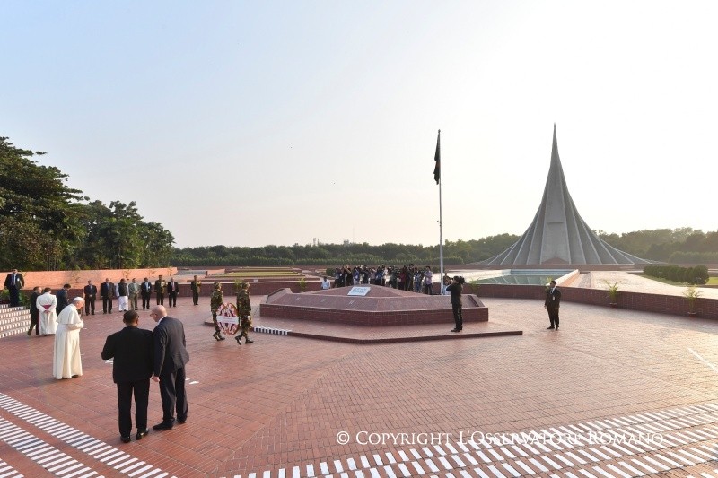 14-Apostolic Journey to Bangladesh: Visit to the National Martyr&rsquo;s Memorial of Savar, Homage to the Father of the Nation in Bangabandhu Memorial Museum and signing of the Book of Honour
