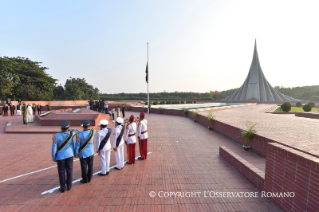 15-Viagem Apostólica a Bangladesh: Visita ao Memorial Nacional dos Mártires e ao  Bangabandhu Memorial Museum com a assinatura do Livro de Honra