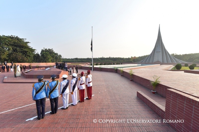 15-Apostolic Journey to Bangladesh: Visit to the National Martyr&rsquo;s Memorial of Savar, Homage to the Father of the Nation in Bangabandhu Memorial Museum and signing of the Book of Honour