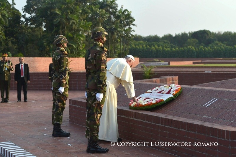 16-Apostolic Journey to Bangladesh: Visit to the National Martyr&rsquo;s Memorial of Savar, Homage to the Father of the Nation in Bangabandhu Memorial Museum and signing of the Book of Honour