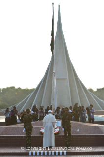 17-Viagem Apostólica a Bangladesh: Visita ao Memorial Nacional dos Mártires e ao  Bangabandhu Memorial Museum com a assinatura do Livro de Honra