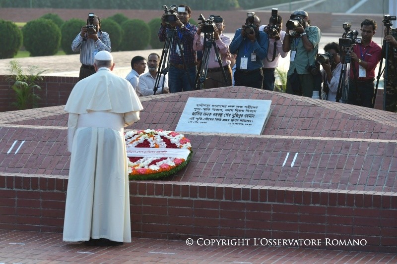 18-Apostolic Journey to Bangladesh: Visit to the National Martyr&rsquo;s Memorial of Savar, Homage to the Father of the Nation in Bangabandhu Memorial Museum and signing of the Book of Honour
