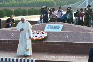 19-Apostolische Reise nach Bangladesch: Besuch des "National Martyr’s Memorial", des Bangabandhu Memorial Museums und Eintragung ins Goldene Buch