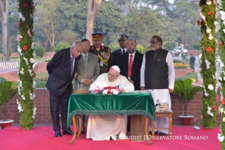 20-Apostolische Reise nach Bangladesch: Besuch des "National Martyr’s Memorial", des Bangabandhu Memorial Museums und Eintragung ins Goldene Buch