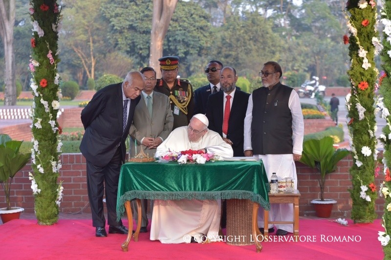 20-Apostolic Journey to Bangladesh: Visit to the National Martyr&rsquo;s Memorial of Savar, Homage to the Father of the Nation in Bangabandhu Memorial Museum and signing of the Book of Honour