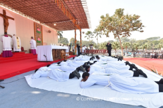 2-Voyage apostolique en Bangladesh : Messe et ordination sacerdotale