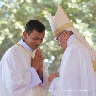 10-Voyage apostolique en Bangladesh : Messe et ordination sacerdotale