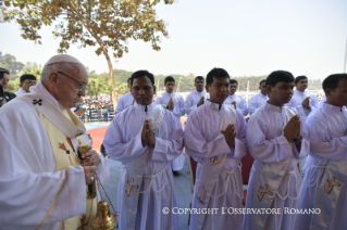 15-Viaje apostólico a Bangladés: Santa Misa y ordenación sacerdotal