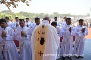 16-Viaggio Apostolico in Bangladesh: Santa Messa e Ordinazione Presbiterale 