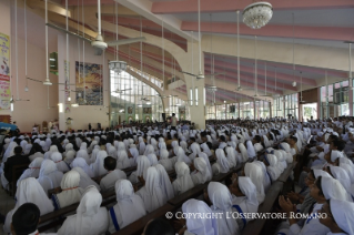 8-Apostolische Reise nach Bangladesch: Begegnung mit Priestern, Gottgeweihten und Novizen 