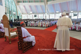 12-Viaje apostólico a Bangladés: Encuentro con los sacerdotes, religiosos, religiosas, consagrados, seminaristas y novicias