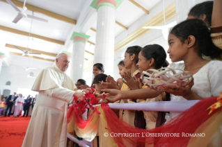 10-Viaje apostólico a Bangladés: Encuentro con los sacerdotes, religiosos, religiosas, consagrados, seminaristas y novicias