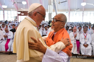 14-Viaje apostólico a Bangladés: Encuentro con los sacerdotes, religiosos, religiosas, consagrados, seminaristas y novicias