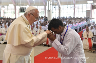 13-Viaje apostólico a Bangladés: Encuentro con los sacerdotes, religiosos, religiosas, consagrados, seminaristas y novicias