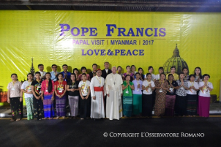5-Viaje apostólico a Myanmar: Encuentro con los obispos del país