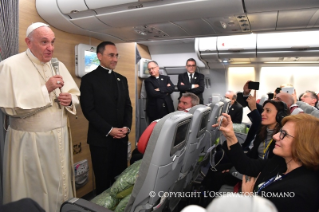 5-Viaje apostólico a Myanmar y Bangladés: Saludo a los periodistas durante el vuelo de ida