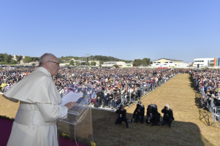 9-Pastoralbesuch in Alessano (Lecce): Begegnung mit den Gläubigen 