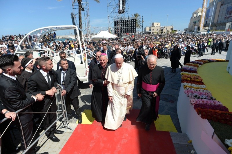 4-Pastoralbesuch in Molfetta (Bari): Eucharistische Konzelebration