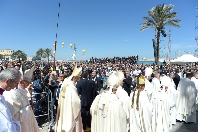 3-Pastoralbesuch in Molfetta (Bari): Eucharistische Konzelebration