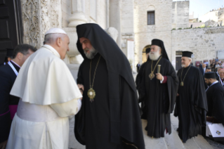 6-Patoral Visit to Bari: The Holy Father receives the Patriarchs. They descend into the crypt of the Basilica for the veneration of the relics of Saint Nicholas