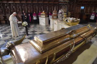 4-Apostolic Journey to Peru: Prayer in front of the relics of the Peruvian Saints