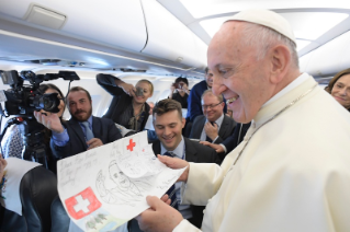 3-Peregrinação Ecumênica: Saudação aos jornalistas durante o voo para Genebra