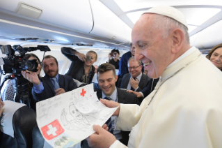 3-Peregrinaci&#xf3;n ecum&#xe9;nica a Ginebra: Saludo a los periodistas durante el vuelo de ida