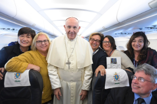 4-Peregrinaci&#xf3;n ecum&#xe9;nica a Ginebra: Saludo a los periodistas durante el vuelo de ida