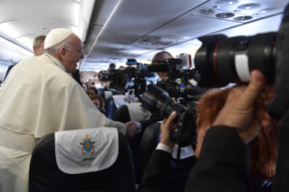 0-Viaje apostólico a Irlanda: Encuentro con los periodistas durante el vuelo de ida