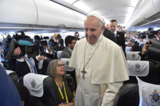 2-Viagem Apostólica à Irlanda: Encontro com os jornalistas durante o voo para a Irlanda