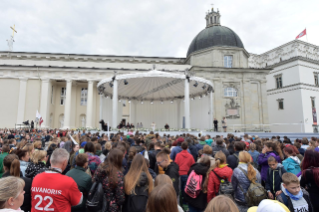 2-Viaggio Apostolico in Lituania: Incontro con i giovani  