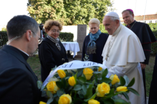 2-Voyage apostolique en Lituanie : Visite et prière au Musée des victimes du génocide