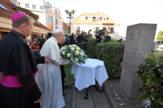 9-Voyage apostolique en Lituanie : Visite et prière au Musée des victimes du génocide
