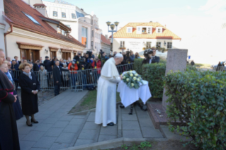 4-Voyage apostolique en Lituanie : Visite et prière au Musée des victimes du génocide