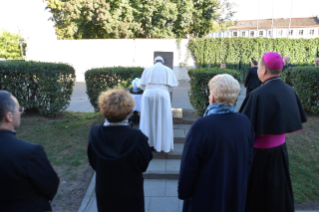 3-Voyage apostolique en Lituanie : Visite et prière au Musée des victimes du génocide