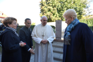 1-Viaje apostólico a Lituania: Visita y oración en el Museo de la Ocupación y de la Lucha por la Libertad