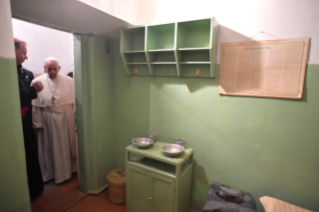 5-Viaje apostólico a Lituania: Visita y oración en el Museo de la Ocupación y de la Lucha por la Libertad