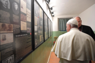 8-Voyage apostolique en Lituanie : Visite et prière au Musée des victimes du génocide