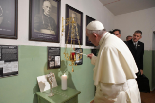 6-Apostolische Reise nach Litauen: Gebet im Museum f&#xfc;r Genozid-Opfer (KGB-Museum)