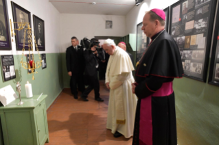 10-Voyage apostolique en Lituanie : Visite et prière au Musée des victimes du génocide