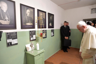 13-Viaje apostólico a Lituania: Visita y oración en el Museo de la Ocupación y de la Lucha por la Libertad