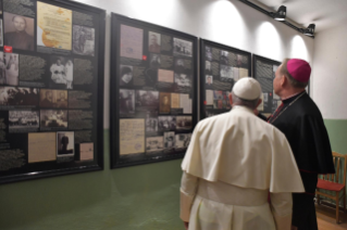 11-Viaje apostólico a Lituania: Visita y oración en el Museo de la Ocupación y de la Lucha por la Libertad