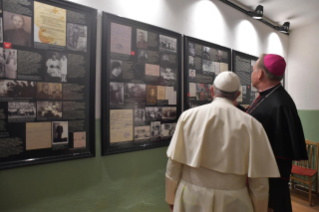 11-Viagem Apost&#xf3;lica &#xe0; Litu&#xe2;nia: Visita e ora&#xe7;&#xe3;o no Museu de Vilnius