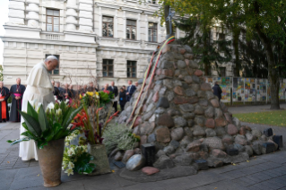 21-Voyage apostolique en Lituanie : Visite et prière au Musée des victimes du génocide